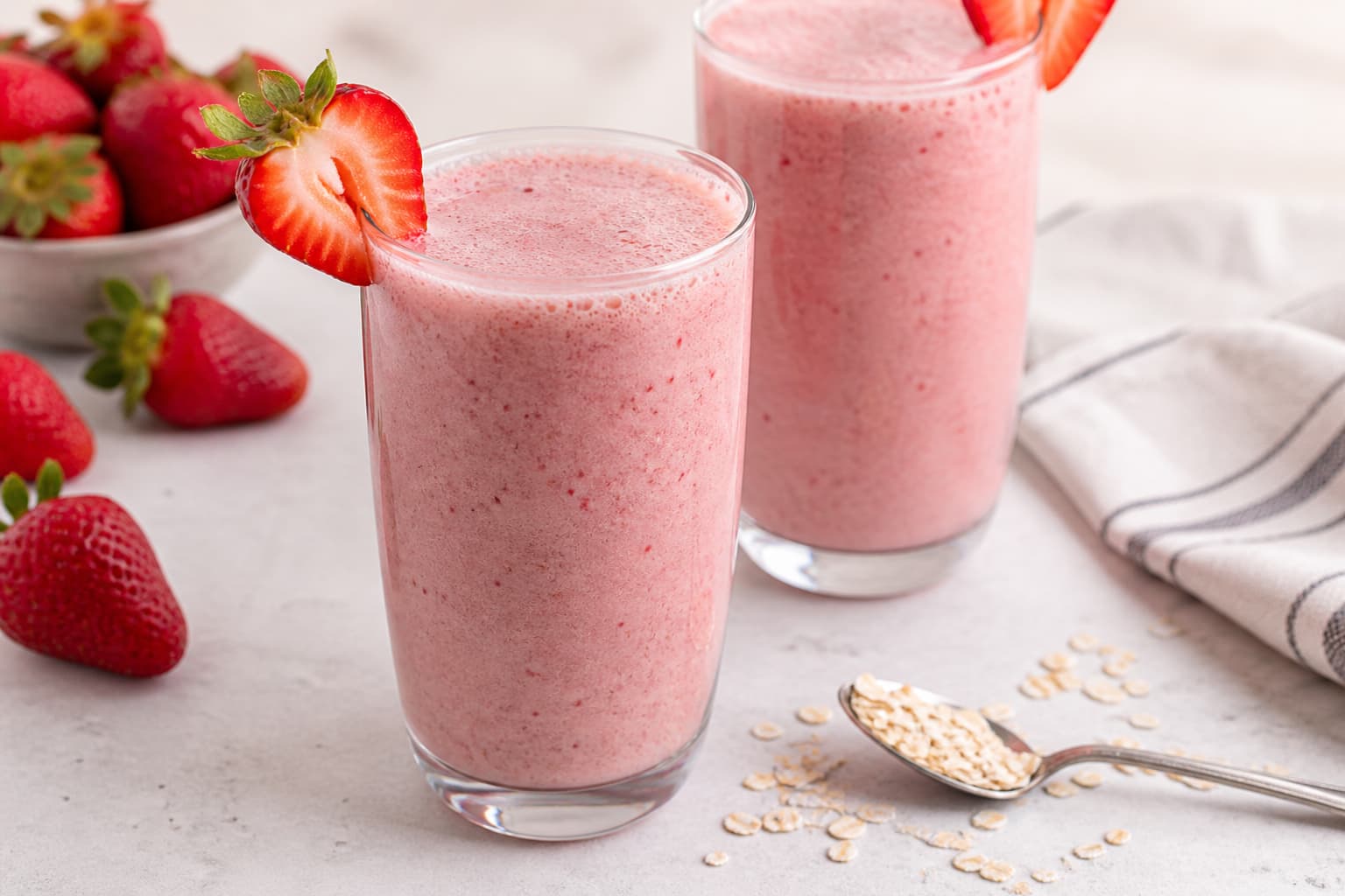 Oatmeal Strawberry Smoothie (Balanced Energy, Diabetes-Friendly Breakfast)